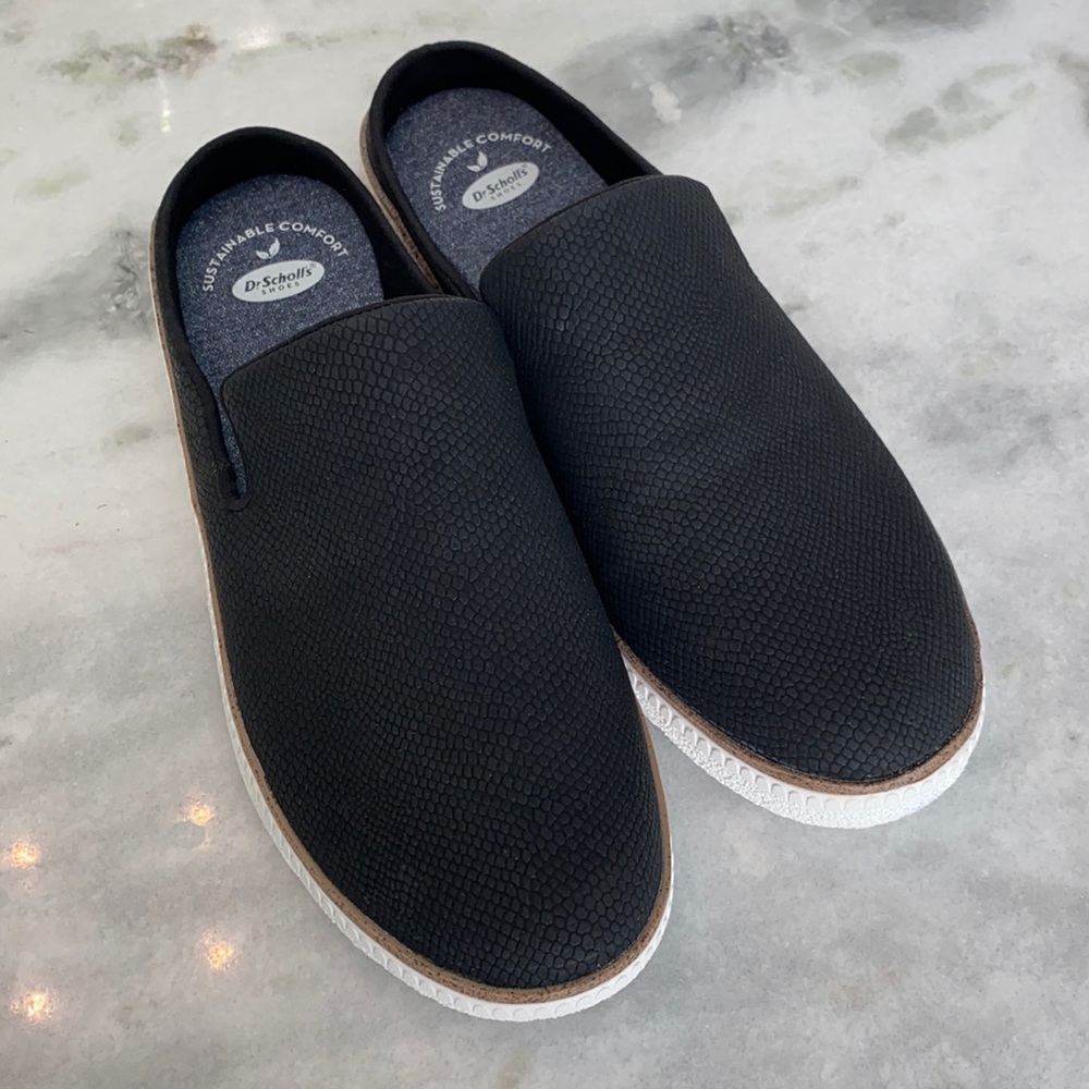 NEW!! Dr. Scholls Sink In Mule - Black snake - Size 8. NEW!!